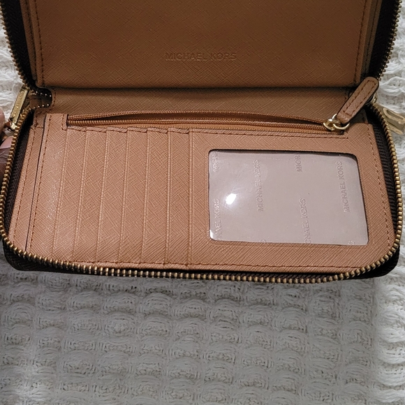 Michael Kors Jet Set Wristlet - Picture 5 of 6